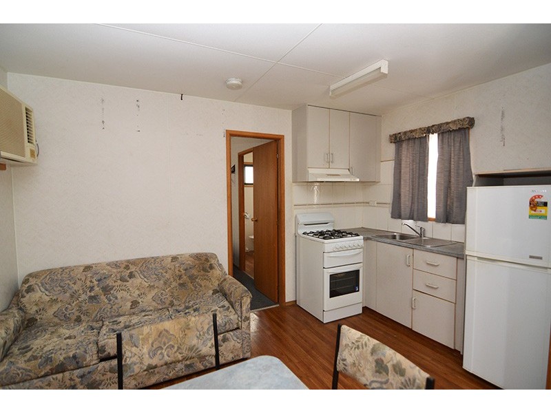 Cabin 56 Coachmans Tourist Park, 2163 Fifteenth Street, Irymple VIC 3498