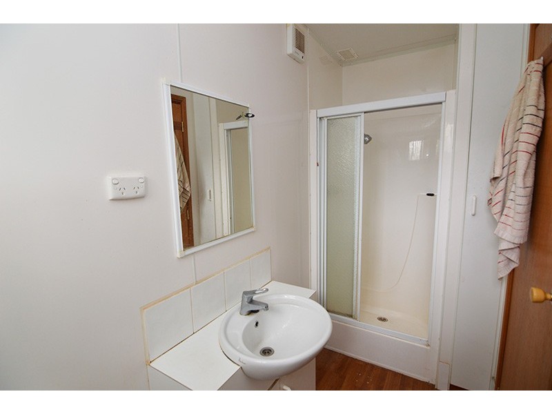 Cabin 56 Coachmans Tourist Park, 2163 Fifteenth Street, Irymple VIC 3498