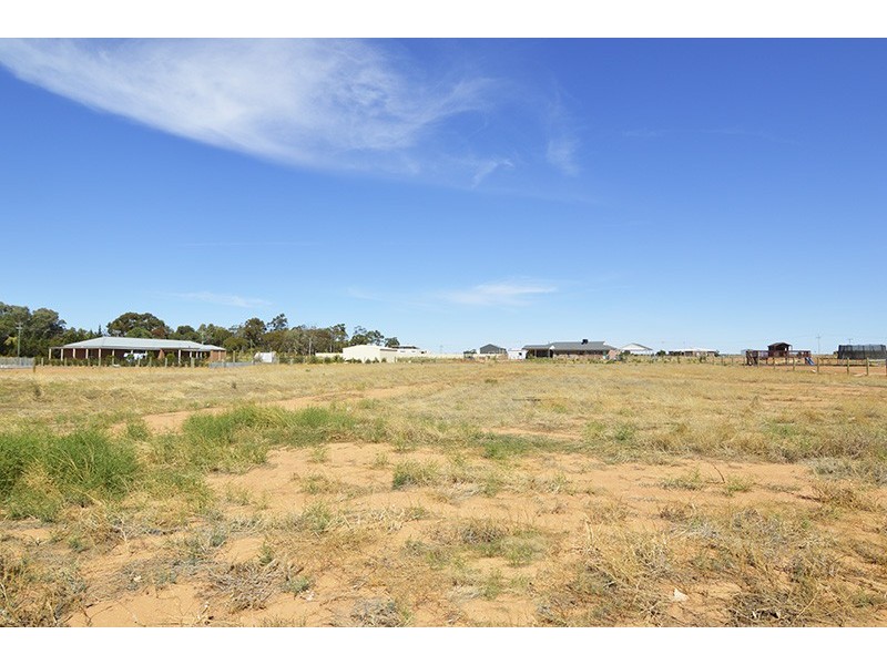 2 Monarch Court, Nichols Point VIC 3501