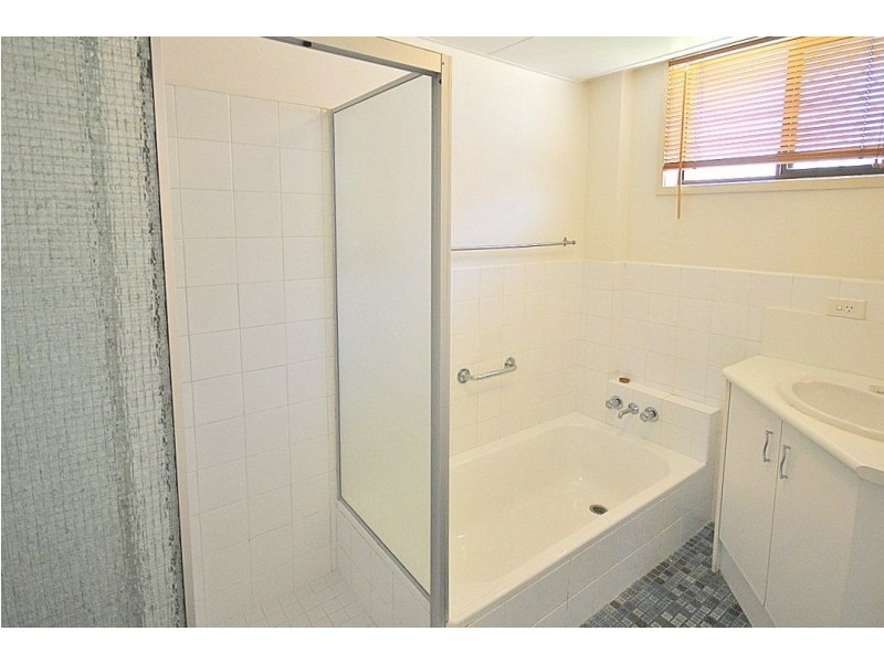 1/39 Lenneberg Street, Southport QLD 4215