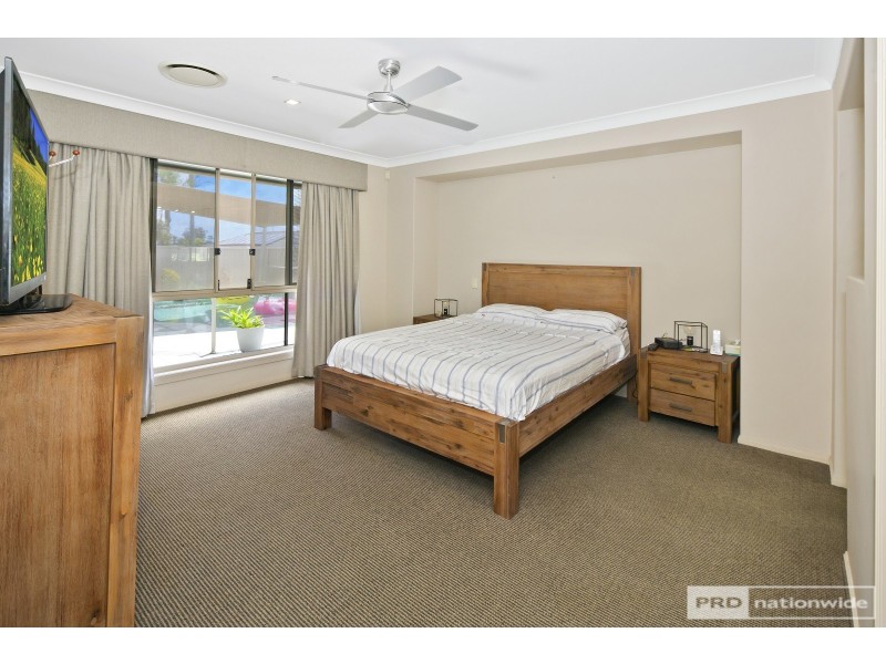 120 Crestwood Drive, Molendinar QLD 4214