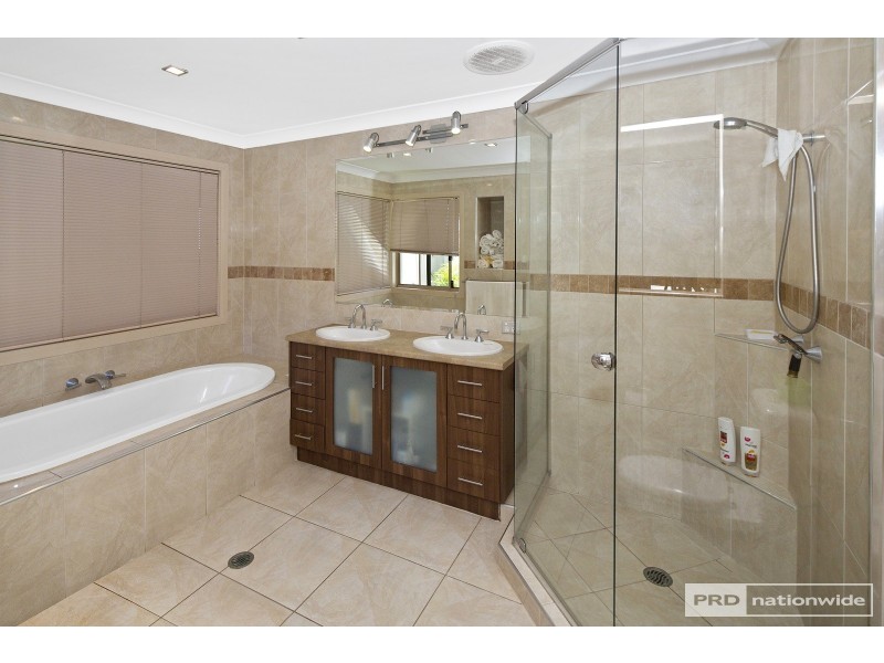 120 Crestwood Drive, Molendinar QLD 4214
