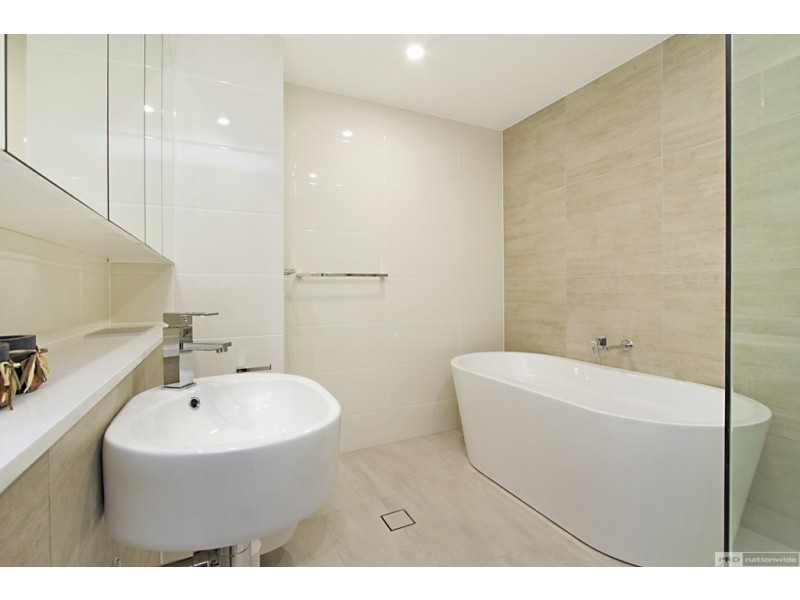 5511/2 Como Crescent, Southport QLD 4215