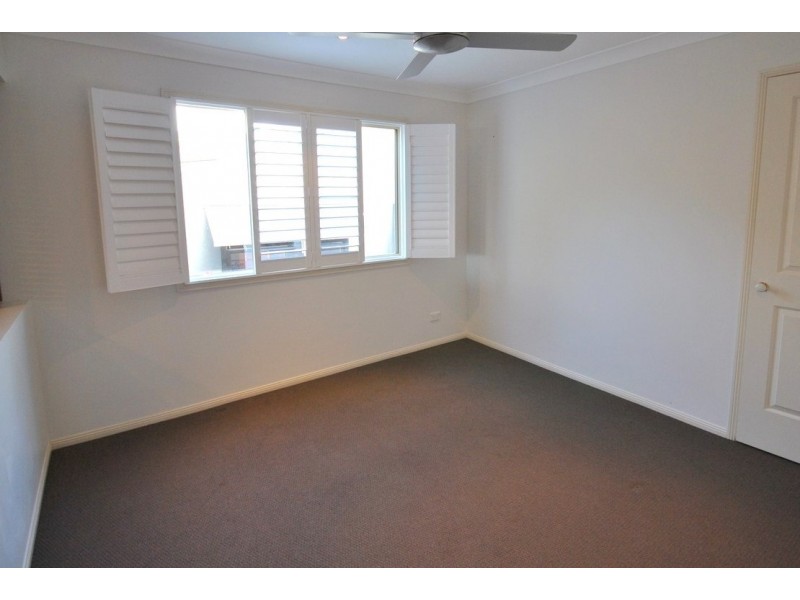 2/25 Charlton Street, Southport QLD 4215