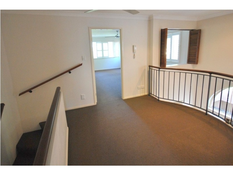 2/25 Charlton Street, Southport QLD 4215