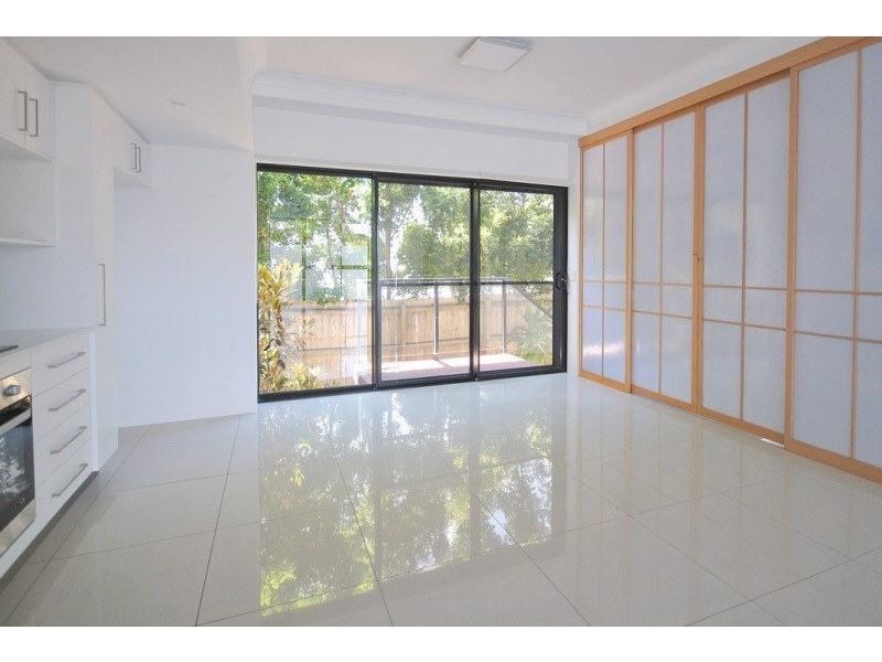 2/37-39 Central Street, Labrador QLD 4215