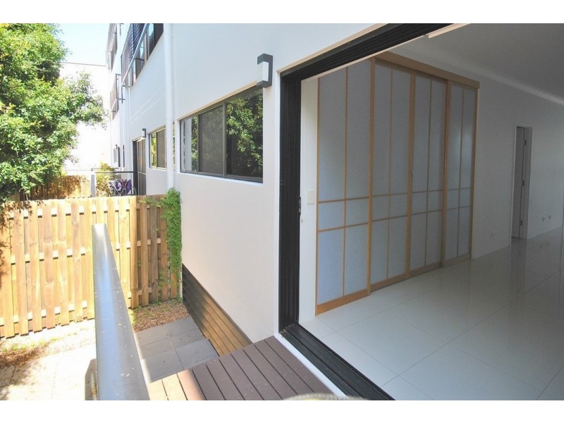 2/37-39 Central Street, Labrador QLD 4215