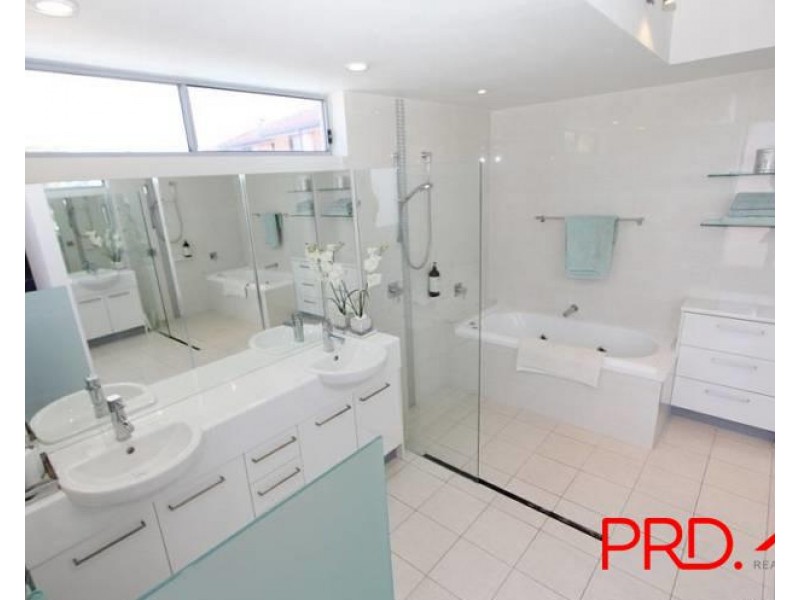 4/10-12 Imperial Parade, Labrador QLD 4215