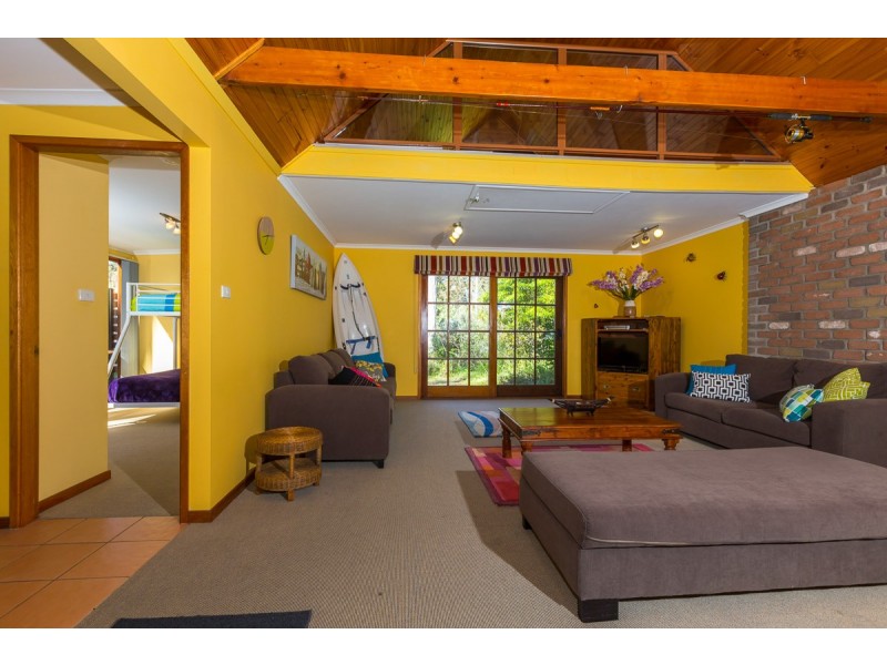 8 River Road, Mossy Point NSW 2537