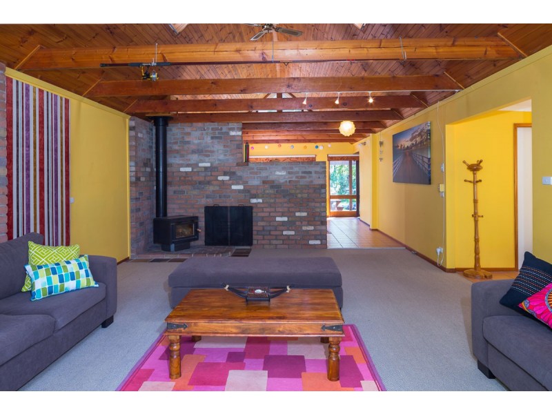 8 River Road, Mossy Point NSW 2537