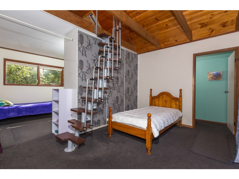 8 River Road, Mossy Point NSW 2537