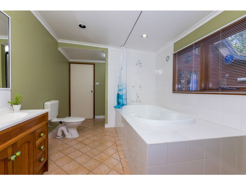 8 River Road, Mossy Point NSW 2537