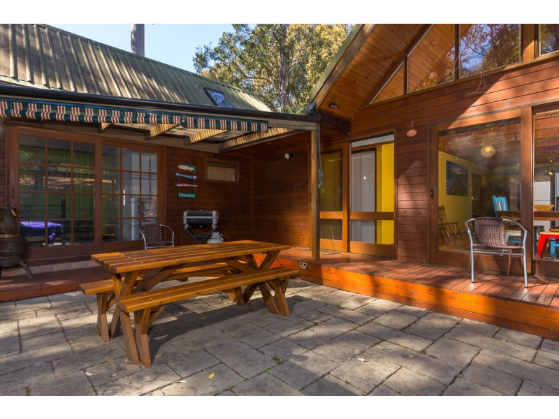 8 River Road, Mossy Point NSW 2537