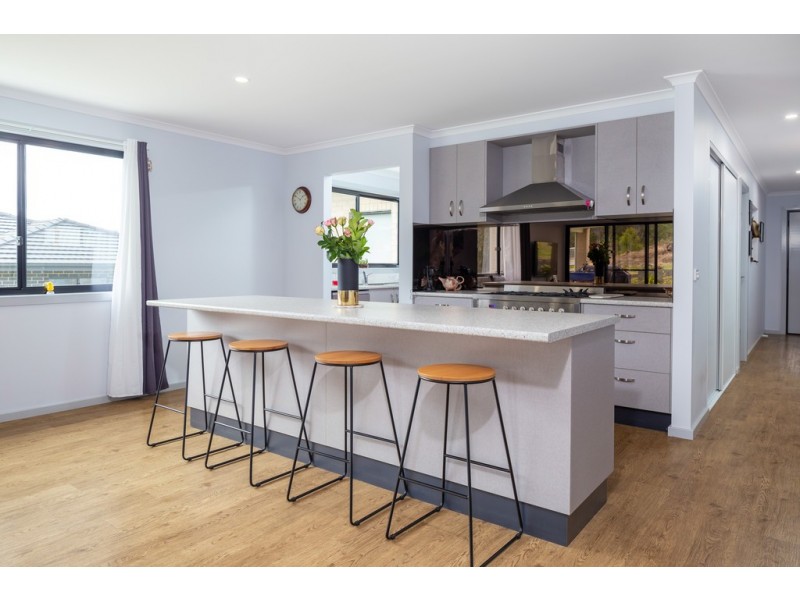 8 Swan Ridge Place, Moruya NSW 2537