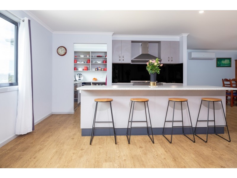 8 Swan Ridge Place, Moruya NSW 2537