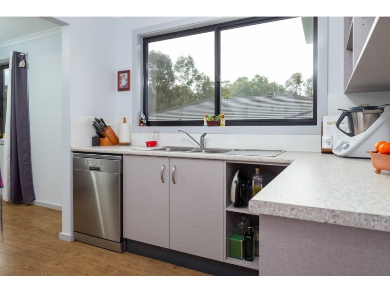 8 Swan Ridge Place, Moruya NSW 2537