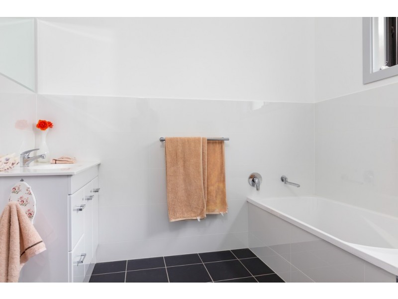 8 Swan Ridge Place, Moruya NSW 2537