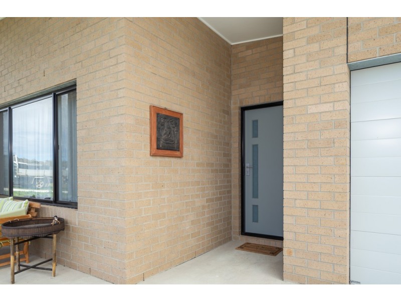 8 Swan Ridge Place, Moruya NSW 2537