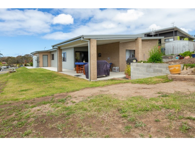 8 Swan Ridge Place, Moruya NSW 2537