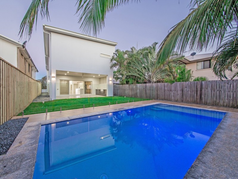 4 Talburpin Esplanade, Redland Bay QLD 4165