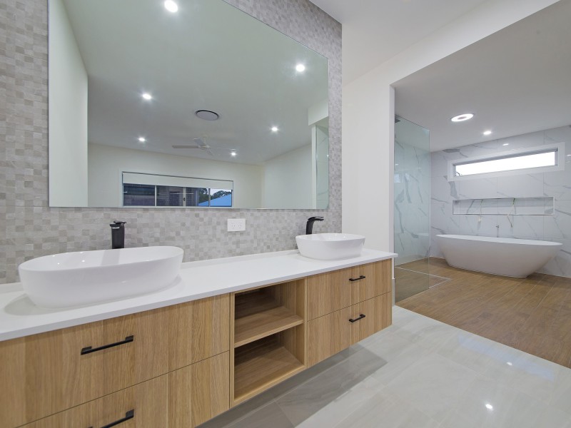 4 Talburpin Esplanade, Redland Bay QLD 4165