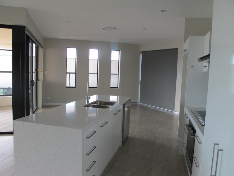 Penthouse 3 Shore Street West, Cleveland QLD 4163