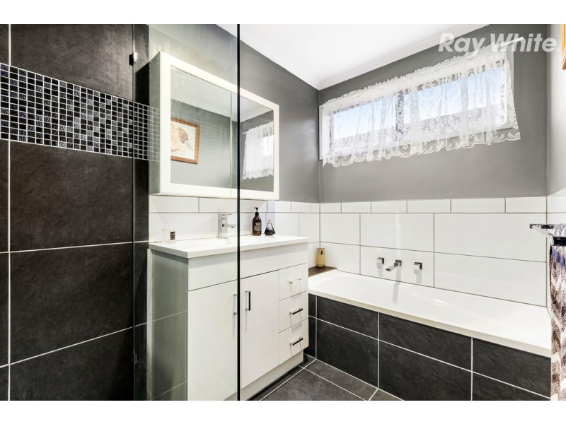 16 Josephine Avenue, Cranbourne North VIC 3977