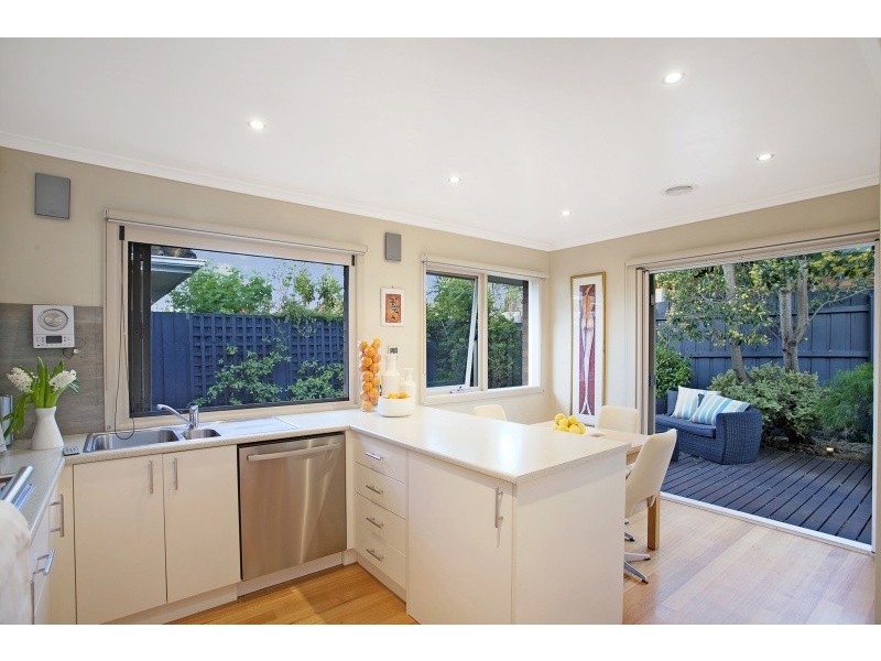 2/9 Arkaringa Crescent, Black Rock VIC 3193