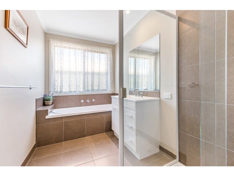 22-24 Moorhen Drive, Lara VIC 3212