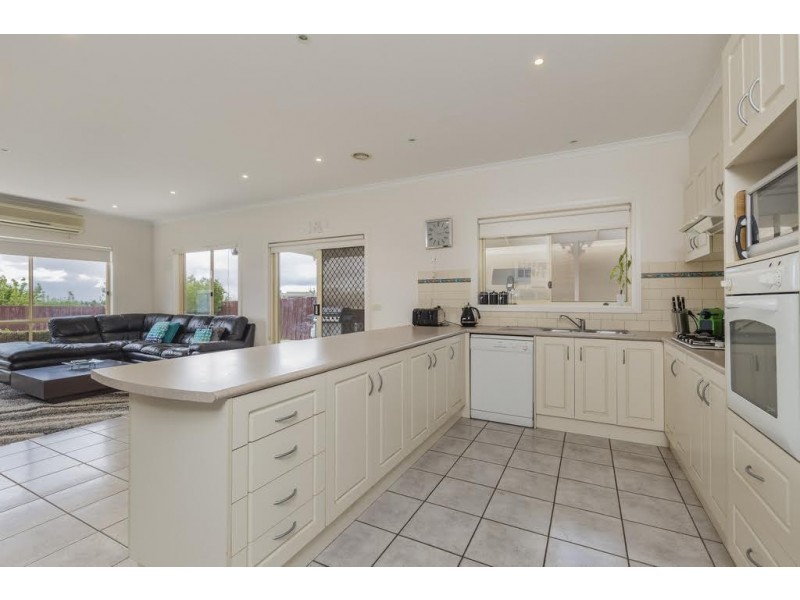 15 Rushden Close, Bell Post Hill VIC 3215