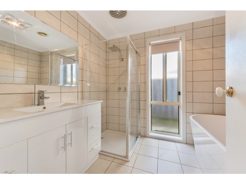 5 Redleaf Close, Lara VIC 3212