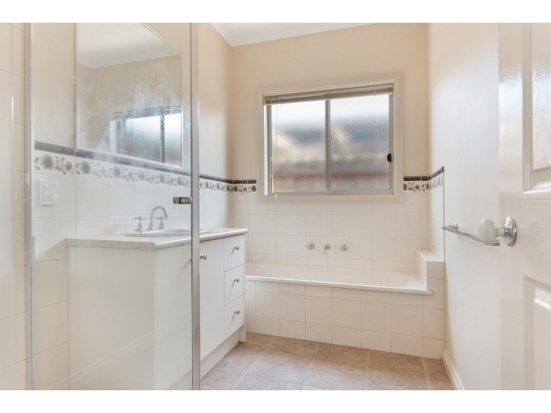 40 Country Gardens Drive, Lara VIC 3212