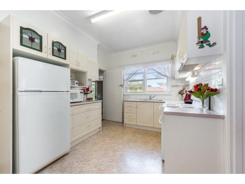 4 Pine Avenue, North Shore VIC 3214