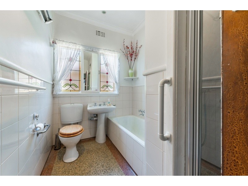 4 Pine Avenue, North Shore VIC 3214