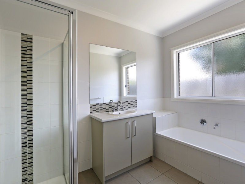 2/5 Corvi Court, Lara VIC 3212