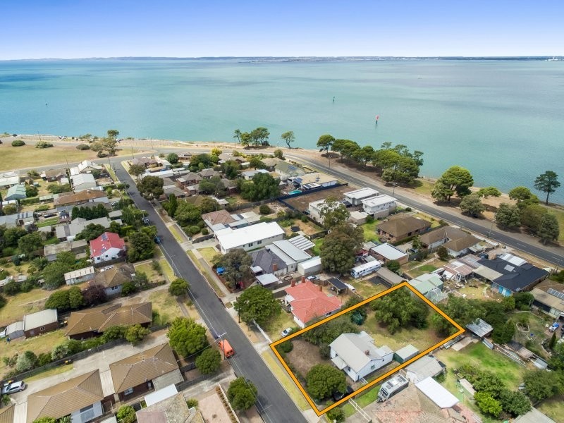 16 Pine Avenue, North Shore VIC 3214