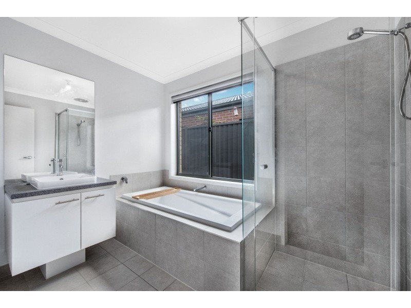 28 Canterbury Road West, Lara VIC 3212