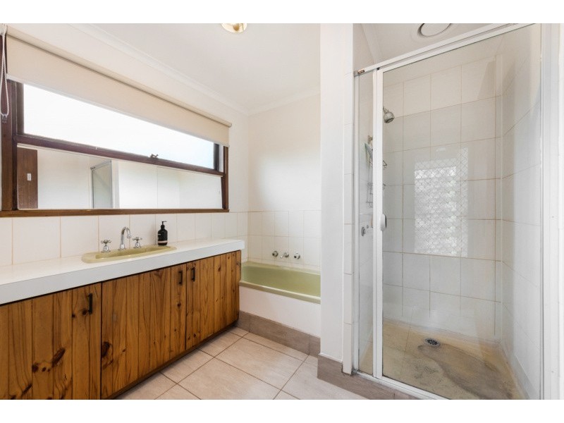 24 Smeaton Close, Lara VIC 3212