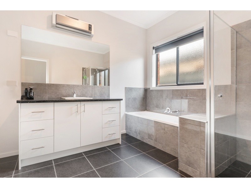 44 Moorhen Drive, Lara VIC 3212