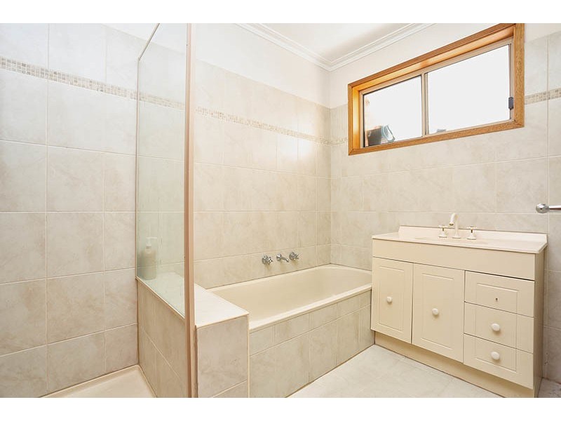 33 Henderson Drive, Lara VIC 3212