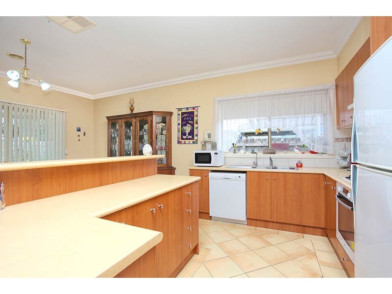 17 Greenleaf Drive, Lara VIC 3212