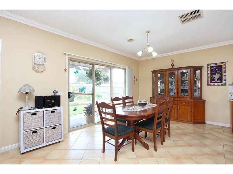 17 Greenleaf Drive, Lara VIC 3212