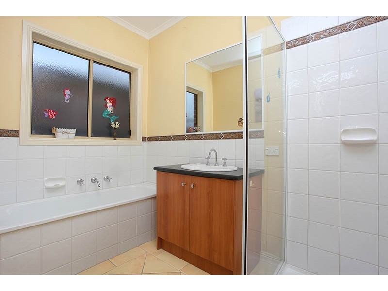 17 Greenleaf Drive, Lara VIC 3212