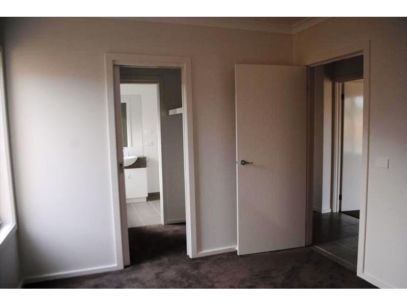2/18 Curletts Road, Lara VIC 3212