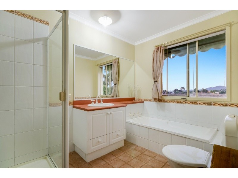 16 Wongalea Drive, Lara VIC 3212