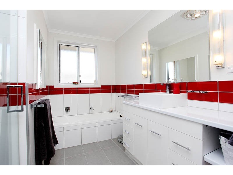 16 Howitt Ave, Corio VIC 3214