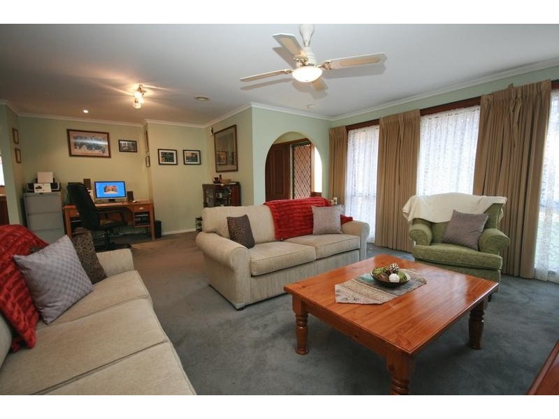 11 Cameron Crescent, Lara VIC 3212