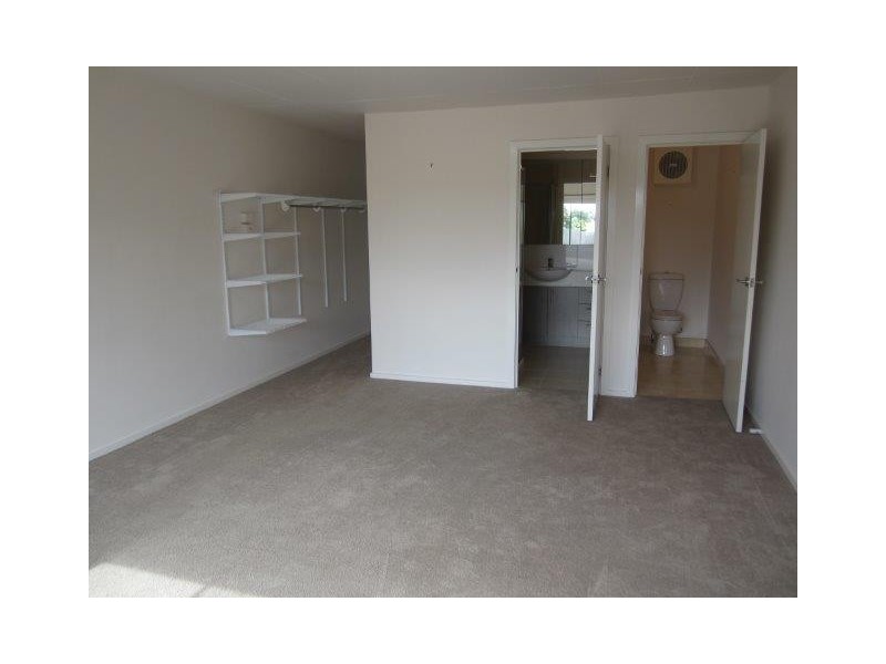 2/1-11 Station lake Road, Lara VIC 3212