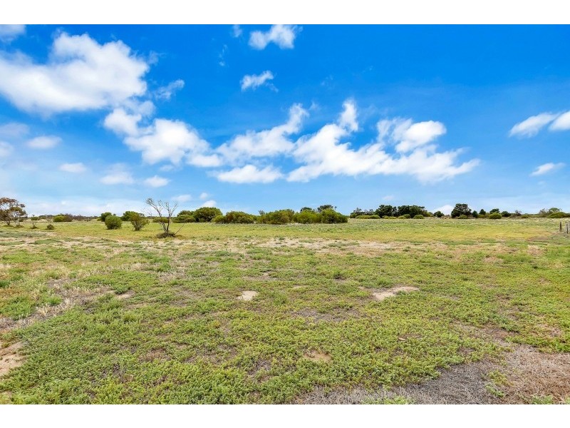 23-25, 27 Yararoo Drive, Port Clinton SA 5570
