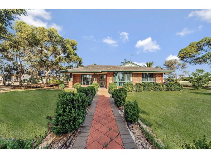 4 RACECOURSE ROAD, Balaklava SA 5461